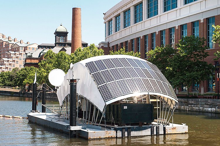 Mr. Trash Wheel v americkém přístavu Baltimore. Je to průkopník technologie sběru říčních odpadků