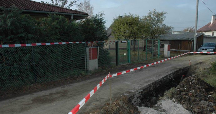 Jednou z mnoha příčin záhadných jevu byl i tento výkop kanalizace s odhaleným potrubím.