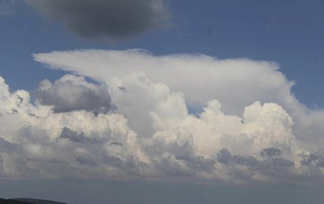 Cumulonimbus má typický tvar kovadliny.