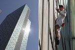 Britský lezec George King vylezl bez jištění na mrakodrap v Barceloně (2.4.2021)