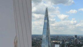 Muž zkusil vyšplhat na nejvyšší londýnský mrakodrap Shard (Střep)