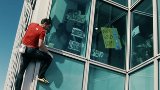 Mrakodrap naživo: Vylézt bez lana a jištění na Taipei 101 je tvrdé adrenalinové porno Mrakodrap naživo: Vylézt bez lana a jištění na Taipei 101 je tvrdé adrenalinové porno