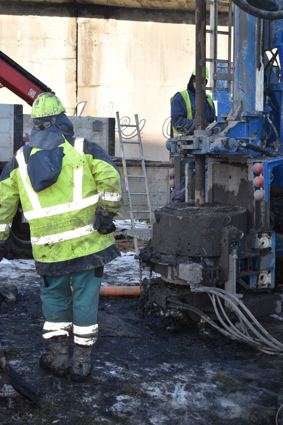 Pozemek Slza na současné Karolině. Tady bude mrakodrap stát. Teď tu probíhá geologický průzkum.