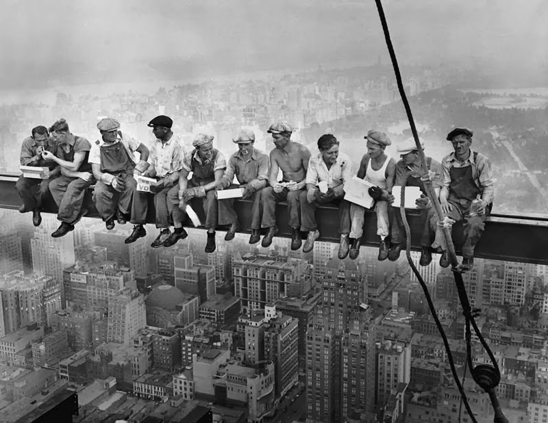 Oběd na vrcholu Rockefellerova mrakodrapu v New Yorku z roku 1932