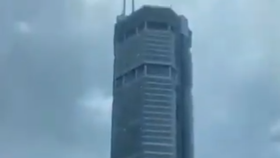 Čínský mrakodrap se chvěl, lidé vybíhali. Zemětřesení to nebylo!