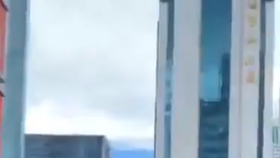 Čínský mrakodrap se chvěl, lidé vybíhali. Zemětřesení to nebylo!