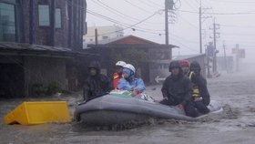 Mrakot udeřil na Čínu: Ženy z Tchajwanu bojují s vodou na člunu...