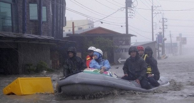 Mrakot udeřil na Čínu: Ženy z Tchajwanu bojují s vodou na člunu...