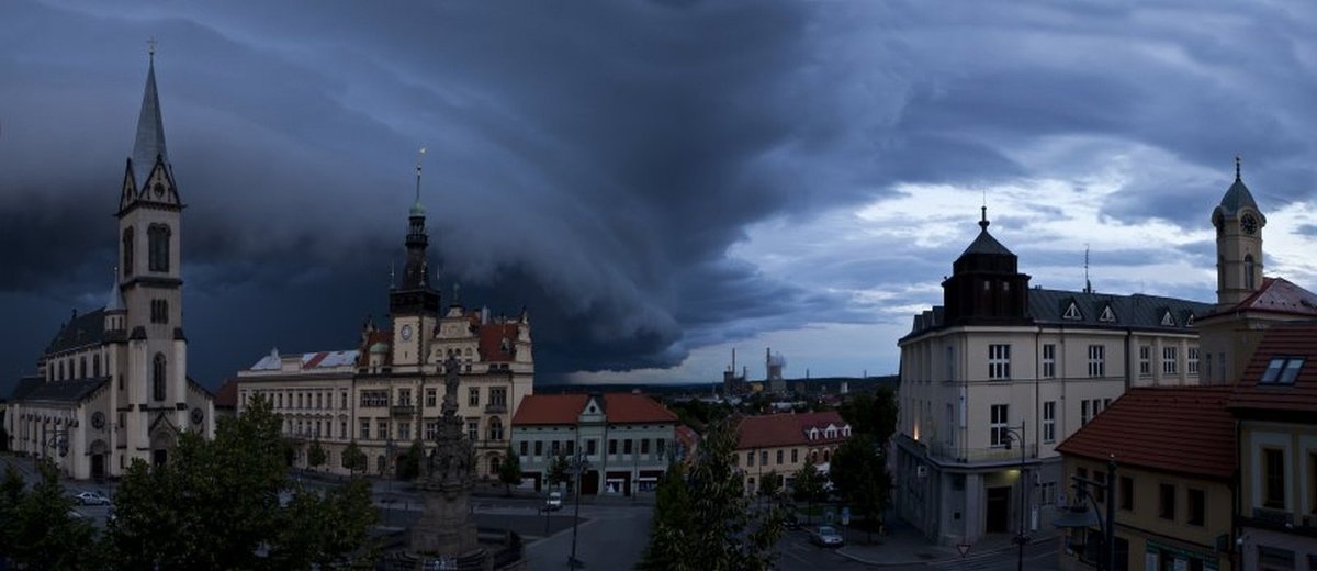 „V pozadí kladenského náměstí jsou vidět nízko položené mraky na okraji bouřkového mraku. Střed bouře postupoval přes Slaný a Kralupy nad Vltavou dále k východu,“ popisuje snímek Marjan Sandev z Českého hydrometeorologického ústavu.