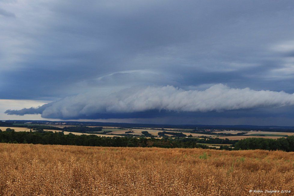 Mohutný šelfový mrak byl vidět během bouřky ve středních Čechách.
