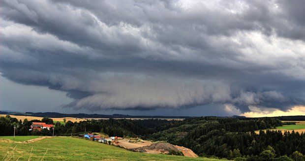 Stěnový mrak byl součástí supercelární bouřky u Jihlavy.