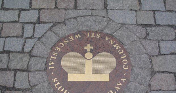 Mramorová deska se symbolem sv. Václava.