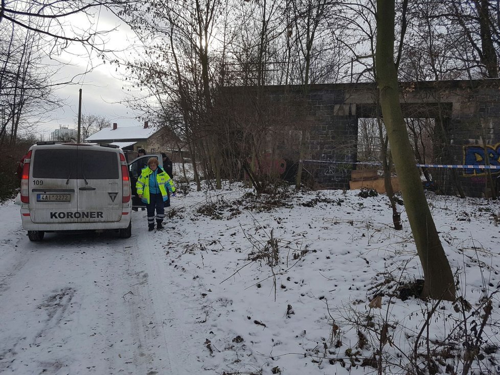 V ulici U Přejezdu v Horních Měcholupech zemřel bezdomovec, pravděpodobně ho zabil mráz.