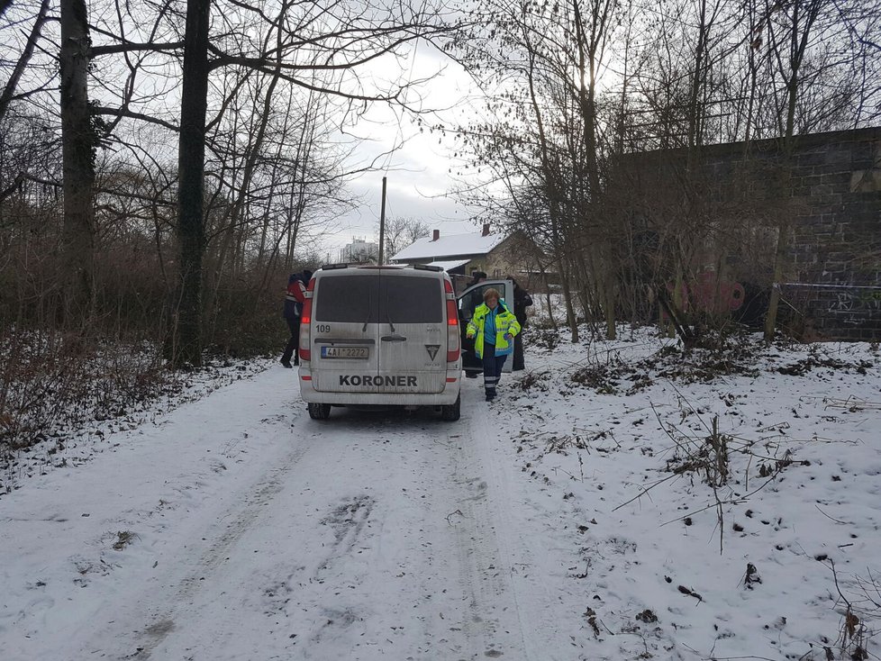 V ulici U Přejezdu v Horních Měcholupech zemřel bezdomovec, pravděpodobně ho zabil mráz.