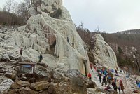 Adrenalinové lezení: Ve Víru po roce otevřeli ledovou stěnu, rezervace zaplnily celý leden