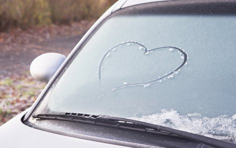 Meteorologové varují před námrazou.