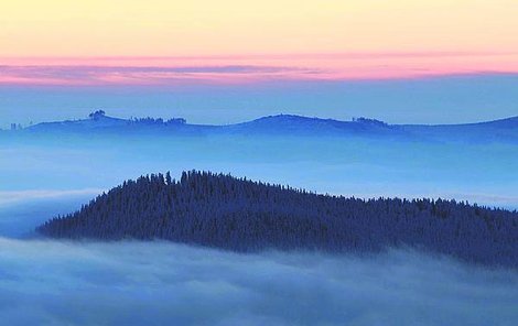 Šumava se ocitla v ledovém sevření. Ranní pohled na mrazivou Šumavu. Bobík a Knížecí stolec před východem slunce.