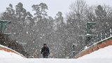 Extrémní počasí v Evropě: Mrazy a sněhové bouře paralyzovaly Skandinávii. Západ sužují povodně