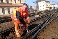 Mráz trhá koleje! Železničáři opraví tři praskliny denně