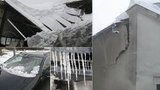 Rozbité střechy, auta i potrubí: Mrazy a sníh působí Čechům milionové škody