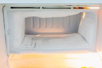 Víte, jak správně odmrazit lednici a mrazák? Jeden centimetr námrazy vám může zvýšit spotřebu až o 75 procent!