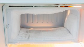 Víte, jak správně odmrazit lednici a mrazák? Jeden centimetr námrazy vám může zvýšit spotřebu až o 75 procent!