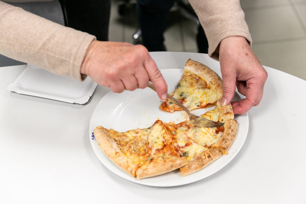 Celkem dvanáct zaškolených senzoriků hodnotilo pizzy připravené podle návodu na obale v zázemí Laboratoře senzorické analýzy VŠCHT Praha.