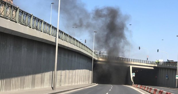 Požár auta v tunelu Mrázovka, 15. dubna 2019.