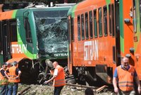 Srážka vlaků na jihu Čech! Mezi raněnými jsou děti. Musel přiletět vrtulník