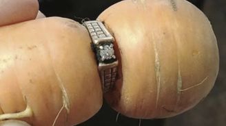 Žena našla ztracený snubní prsten. Byl zarostlý v mrkvi