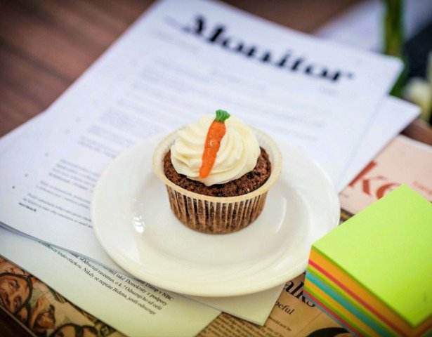 Mrkvový cupcake na stole premiéra Andreje Babiše řeší i v Německu.