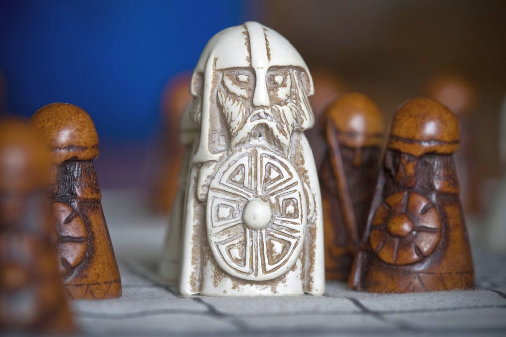 Z mrožoviny se vyřezávaly i herní figurky. Tato patří do vikinské deskovky hnefatafl