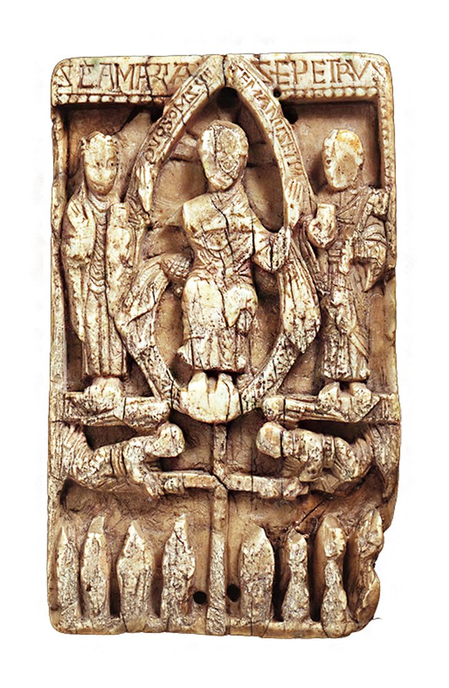 Středověká řezba z mrožoviny s Ježíšem Kristem, Pannou Marií a sv. Petrem