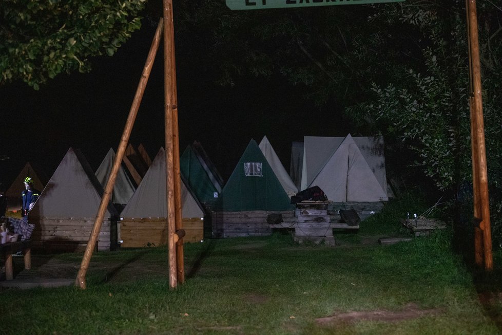 Záchranné složky v dětském táboře v obci Mrtník.