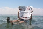 Vysoká hustota vody umožňuje pohodlné sezení na hladině Mrtvého moře