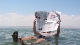 Vysoká hustota vody umožňuje pohodlné sezení na hladině Mrtvého moře