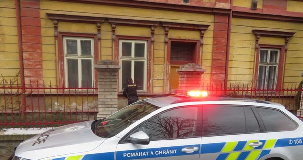 Policista u okna bytu, kde muž (63) prodělal mrtvic