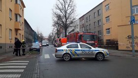 Policie už v pondělí evakuovala desítky lidí v Šámalově ulici v Brně kvůli nálezu mrtvoly muže (†42) a chemikáliím.