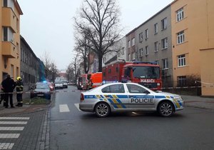 Policie už v pondělí evakuovala desítky lidí v Šámalově ulici v Brně kvůli nálezu mrtvoly muže (†42) a chemikáliím.