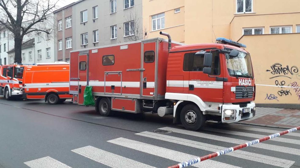 Policie uzavřela Šámalovu ulici v Brně kvůli nálezu mrtvoly muže (†42) a chemikáliím.