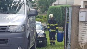 Policisté nalezli mrtvého muže. Pražští hasiči v jeho domě zajistili neznámé chemikálie.
