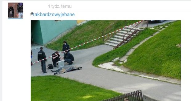 Absurdně vyhlížející fotka mrtvoly u dětského hřiště v Praze, která obletěla internet, je stará 6 let!
