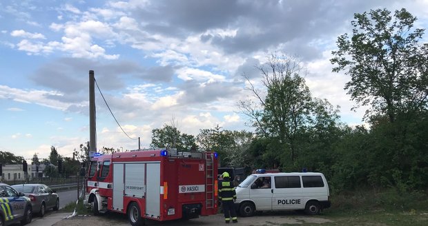 U Hostivařského nádraží našli policisté v zaparkované dodávce mrtvolu.