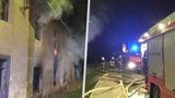 Dům na Jesenicku zachvátil požár: Hasiči uvnitř našli mrtvého člověka