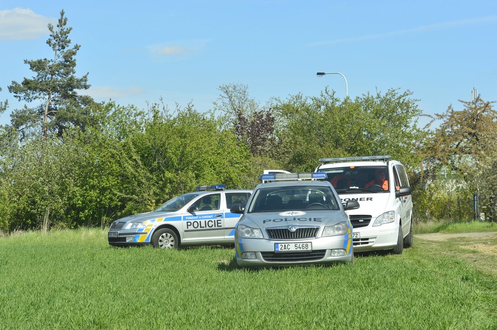 Poblíž Českobrodské ulice v Praze 9 našli v zahrádkářské kolonii mrtvolu muže.