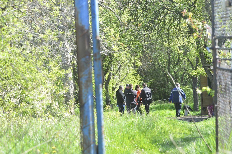 Poblíž Českobrodské ulice v Praze 9 našli v zahrádkářské kolonii mrtvolu muže.