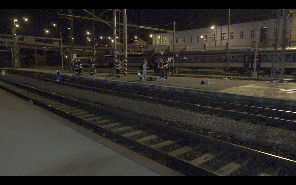 Chodci našli v kolejišti v Plzni mrtvolu muže, nejspíš ho srazil vlak.