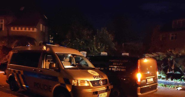 Hnilobný zápach v paneláku v pražských Komořanech: V bytě našli mrtvolu muže a zmatenou ženu