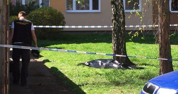 Mrtvola pod okny paneláku v Krči. Kolemjdoucí zaslechla výstřel