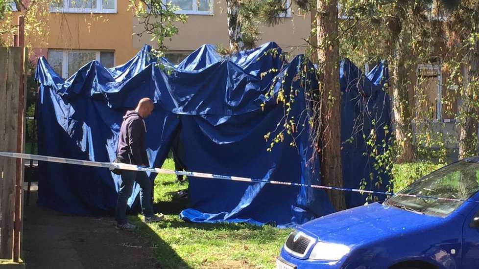 Pod okny jednoho z domů v Krči se zřejmě zastřelil muž. Policie případ vyšetřuje.